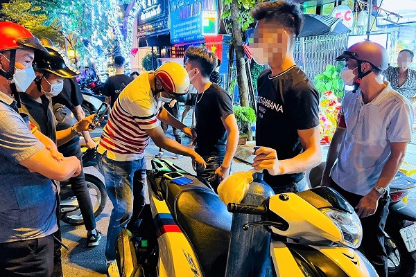 Cảnh sát 141 Hà Nội liên tục tuần tra, xử lý nhiều đối tượng trong đêm