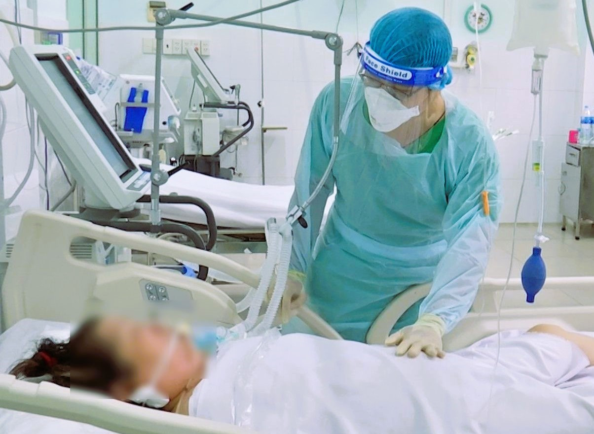 Bác sĩ cảnh báo lỗ hổng tiêm vắc xin Covid-19 cho người cao tuổi có bệnh nền