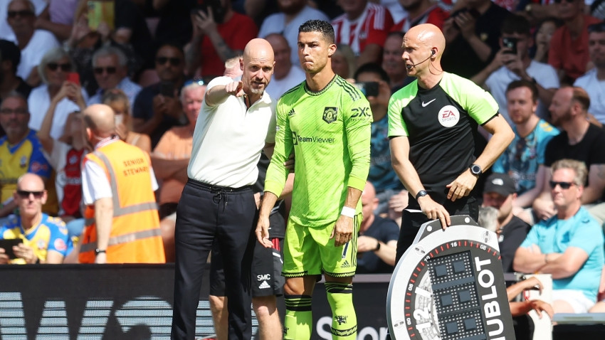 Erik ten Hag nói một đằng làm một nẻo với Ronaldo ở MU