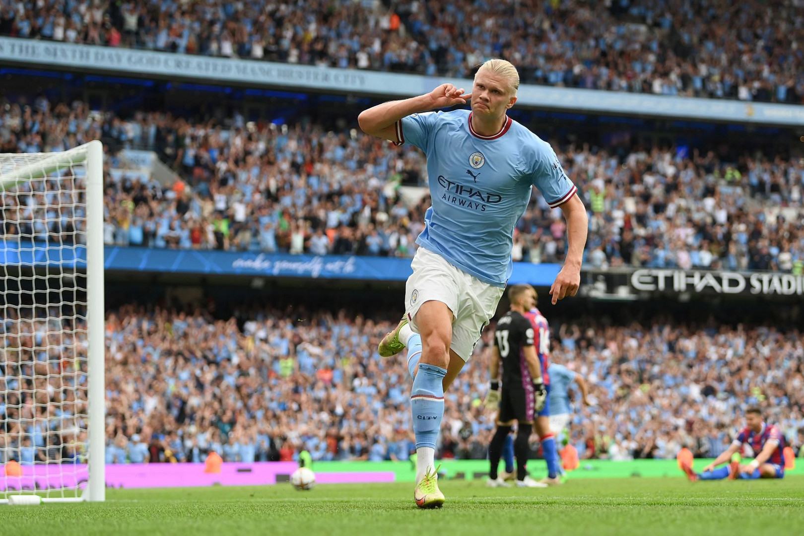 Erling Haaland 'nổ' hat-trick: Quái vật của Man City