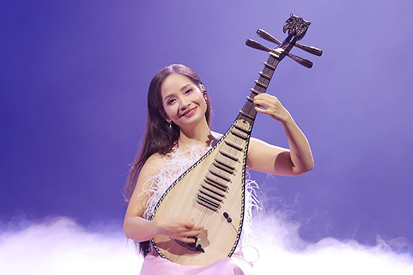 Vũ Diệu Thảo trẻ trung, hiện đại bất ngờ với cây đàn Tỳ bà