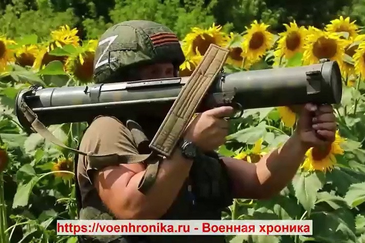Hình Ảnh Lính Nga Sử Dụng Súng Phun Lửa 'Ong Nghệ' Ở Ukraine