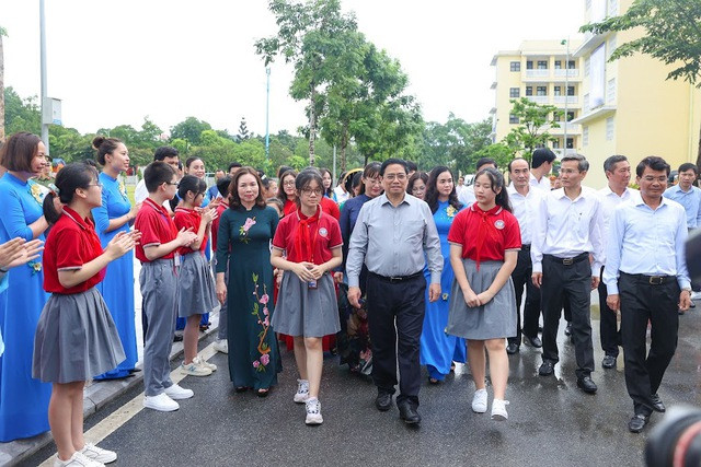 首相がラオカイ市の大学間クラスターを訪問