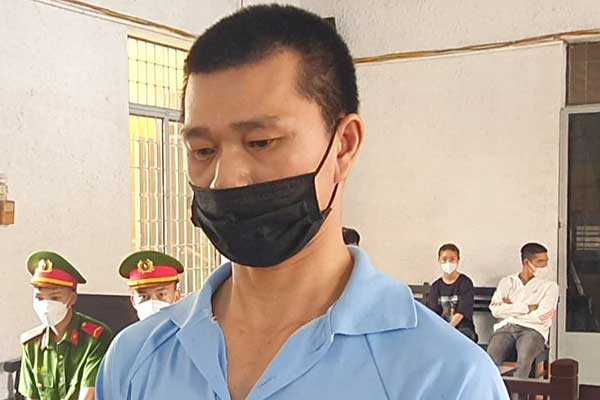 Chồng vác cuốc bổ liên tiếp vào người vợ cũ và  cái kết