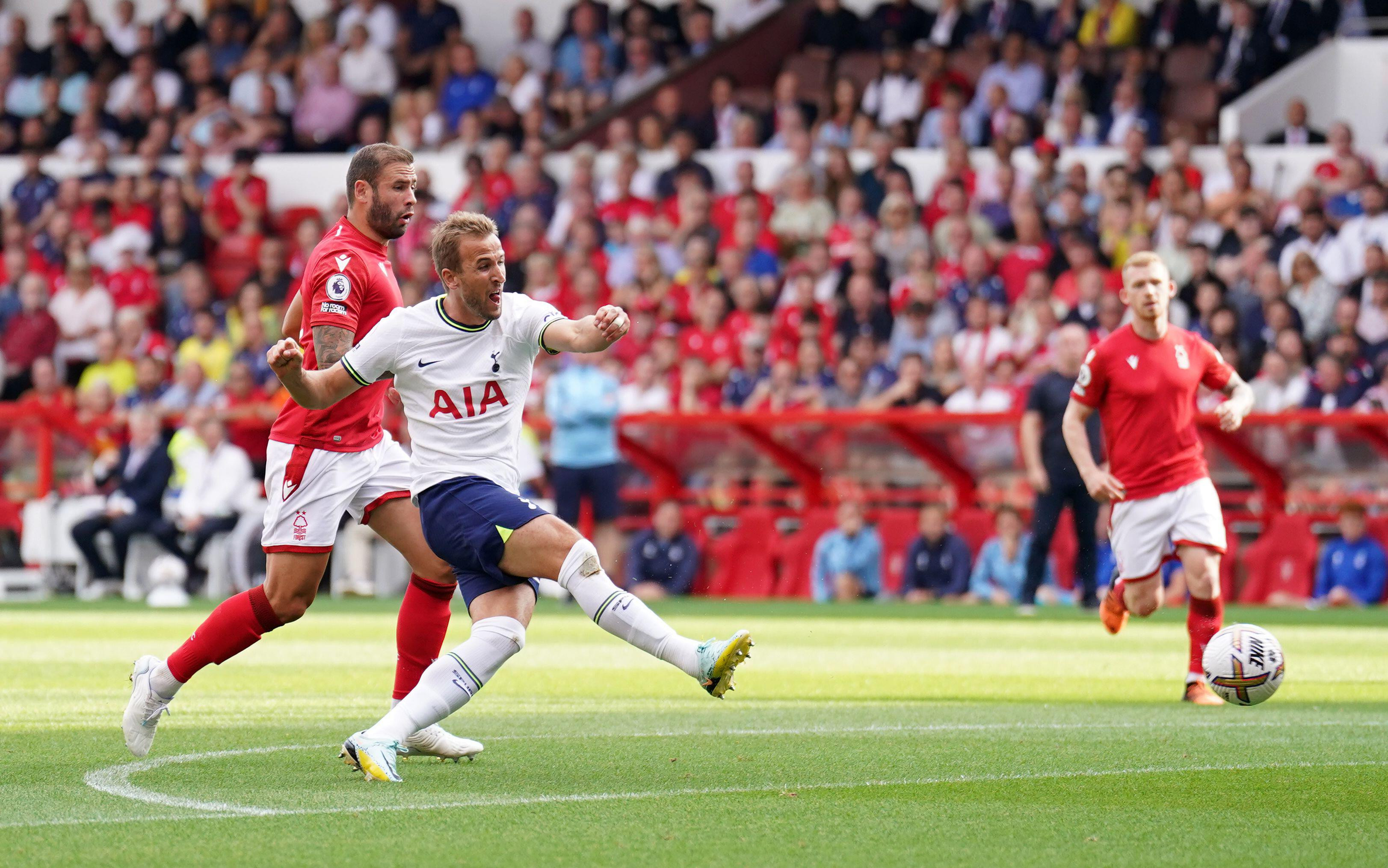 Harry Kane rực sáng với cú đúp, Tottenham vào tốp 3