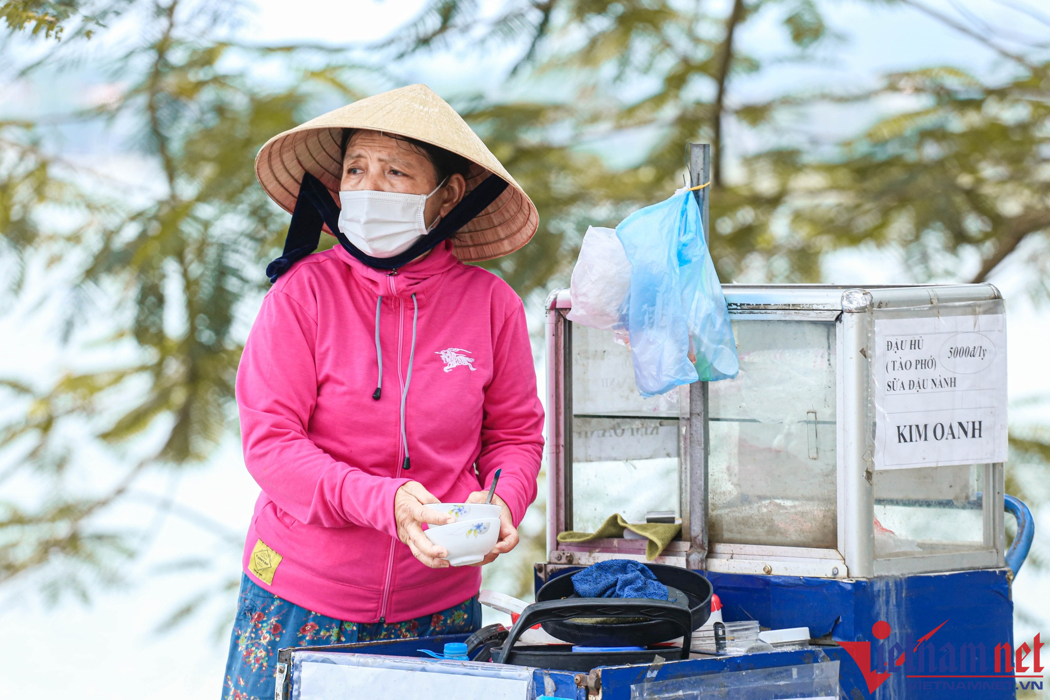 Người phụ nữ gần 20 năm bán đậu hũ dưới chân chùa Thiên Mụ