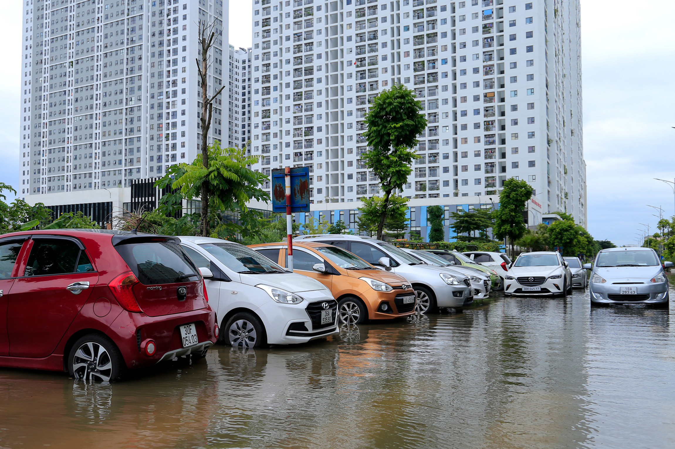 Chủ đầu tư nhiều khu đô thị ở Hà Nội 'quên' cống thoát nước, hồ điều hòa