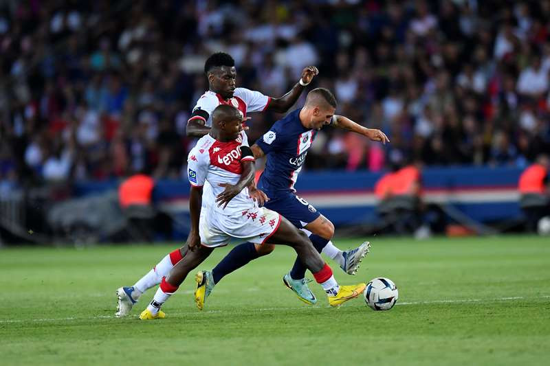 Monaco tự tin lui về phòng ngự và buộc PSG phải dồn toàn lực lên tấn công. 