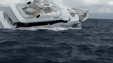 Siêu du thuyền bất ngờ chìm mất hút trên biển, 9 người được giải cứu