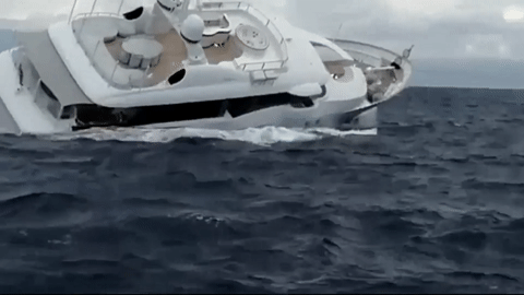 Siêu du thuyền bất ngờ chìm mất hút trên biển, 9 người được giải cứu
