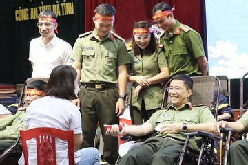 Giám đốc Công an Hà Tĩnh cùng 250 cán bộ chiến sĩ hiến máu