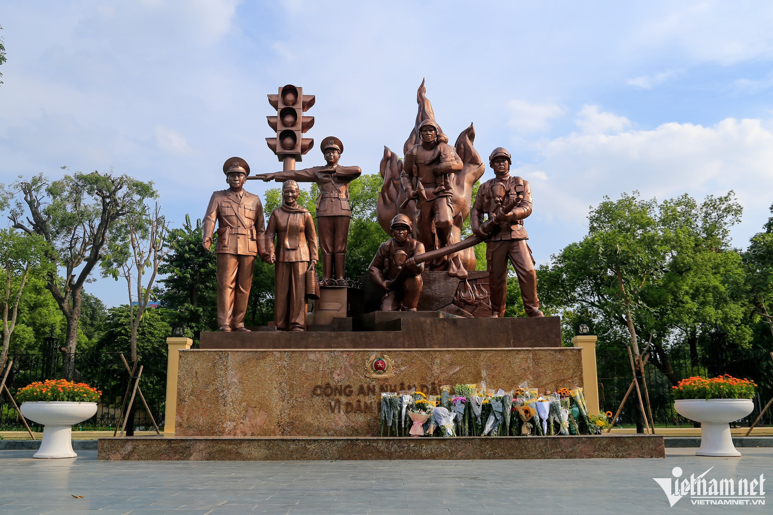 Đặt hoa tưởng nhớ ba chiến sĩ cảnh sát PCCC - VietNamNet