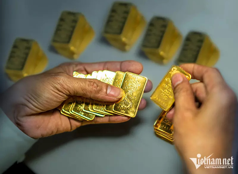 Giá vàng 'bốc hơi' hơn 2 triệu, về còn 65 triệu đồng/lượng