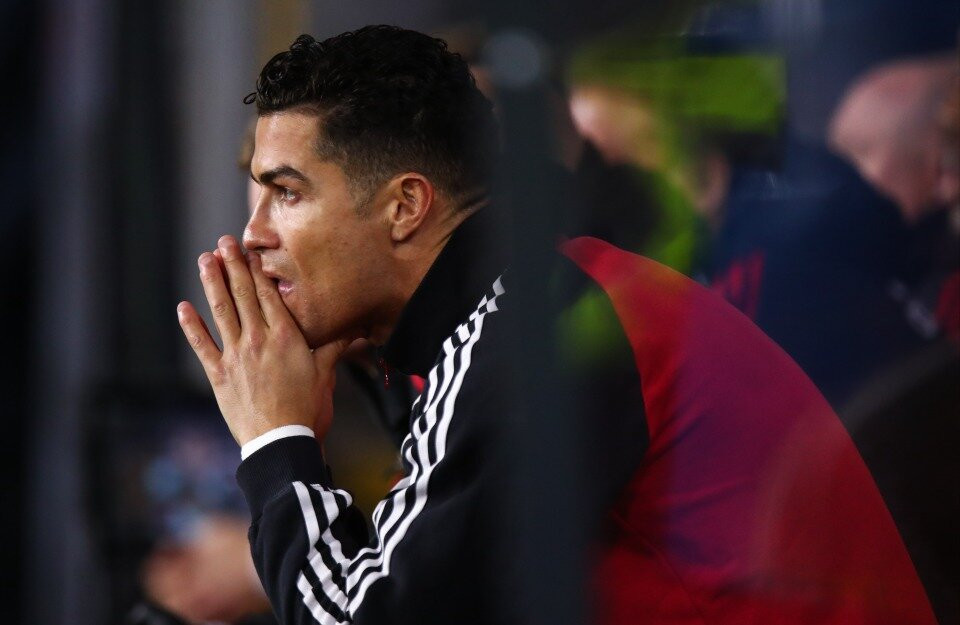 Ten Hag ném Ronaldo lên ghế dự bị, fan MU vỗ tay