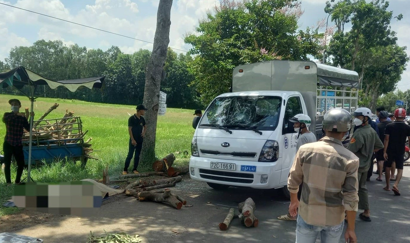 Xe ba gác lao xuống ruộng sau va chạm với ô tô tập lái, 2 người thương vong