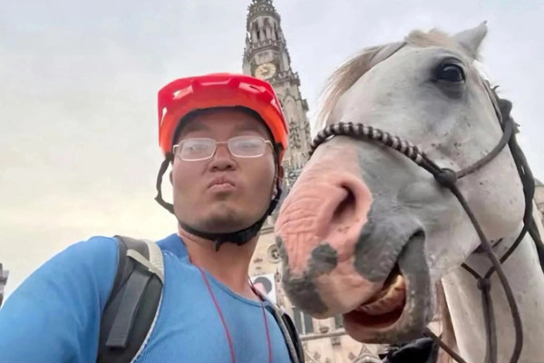 Chàng trai cưỡi ngựa từ châu Âu về quê ở Trung Quốc