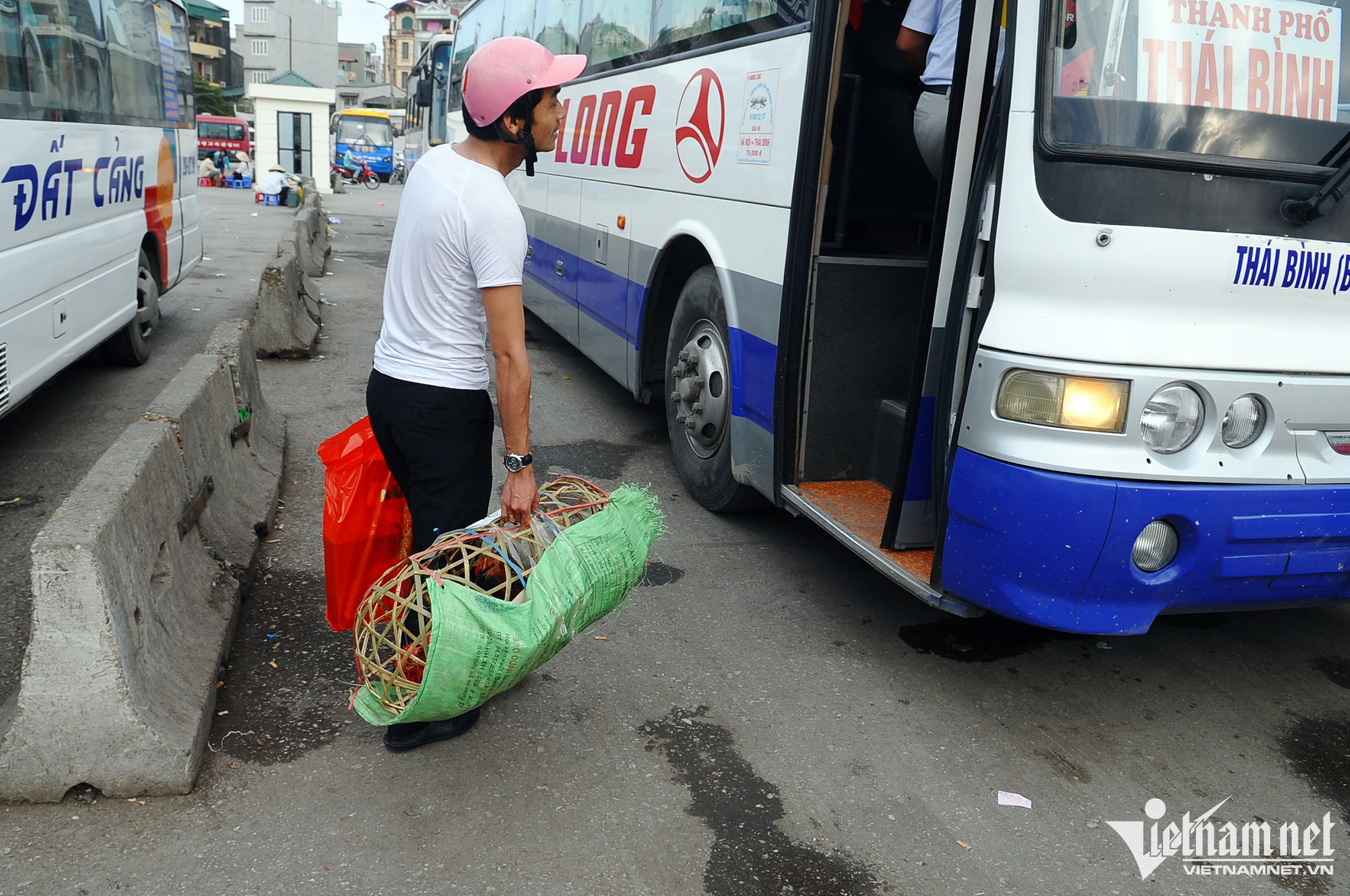 Chính sách mới: Từ thiện phải ghi chép đầy đủ, gửi hàng xe khách phải đủ thông tin