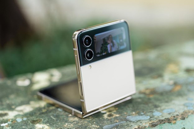Đánh giá Galaxy Z Flip4: Khác biệt đến từ góc chụp của Flex Cam