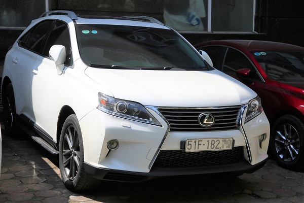 Bắt xe Lexus đeo biển TP.HCM giả đang ‘vi vu’ ở Hà Nội