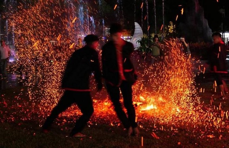 Mysterious fire dance of Pa Then in headland of the country ảnh 6