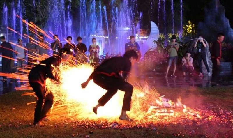 Mysterious fire dance of Pa Then in headland of the country ảnh 7