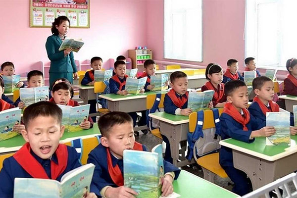 Học sinh Triều Tiên học tiếng Anh qua chương trình đặc biệt để thêm yêu đất nước