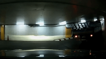 Xe tải tuột dốc trong hầm xe khiến tài xế văng ra ngoài