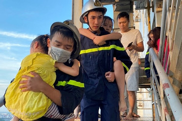 Cháy chung cư ở Hà Nội, 4 người mắc kẹt trong căn hộ tầng 10