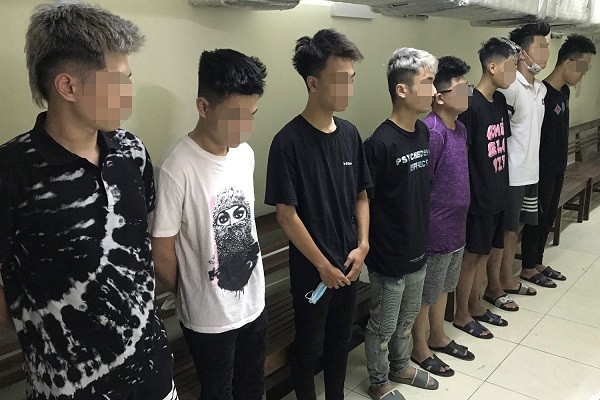 Vít ga 70km/h trong phố Hà Nội, 8 thanh niên đầu trần bị tạm giữ