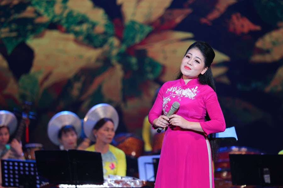 Anh Thơ hát trong chương trình đặc biệt chào mừng Ngày Âm nhạc Việt Nam