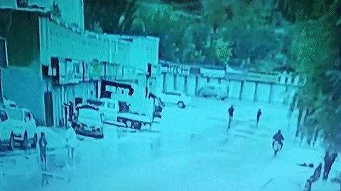 Khoảnh khắc lở núi kinh hoàng vùi lấp hàng loạt nhà hàng ven đường