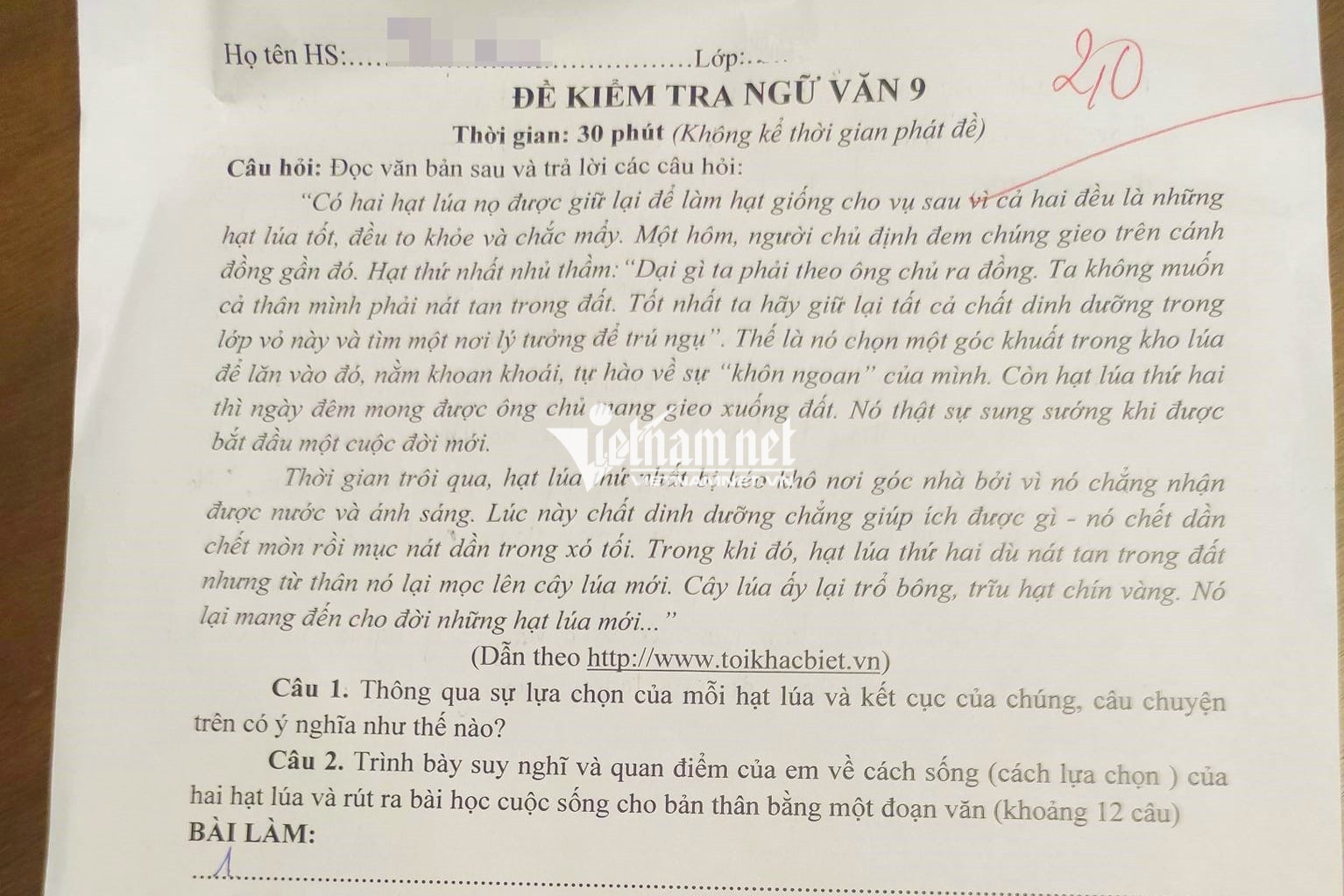 Người mẹ vui vẻ đón nhận bài văn 2 điểm của con