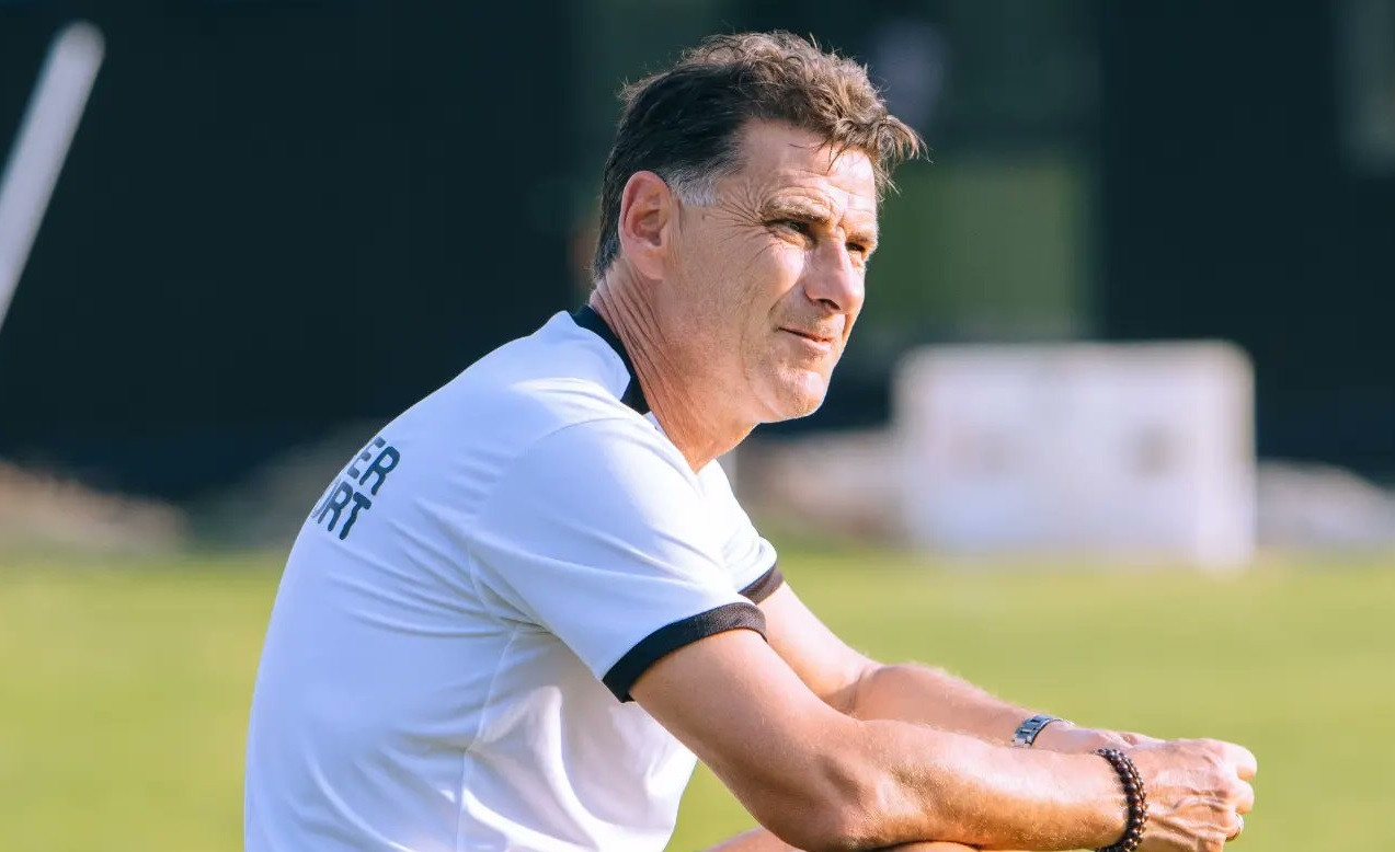 Pau xuống đáy bảng, HLV của Quang Hải nói điều bất ngờ