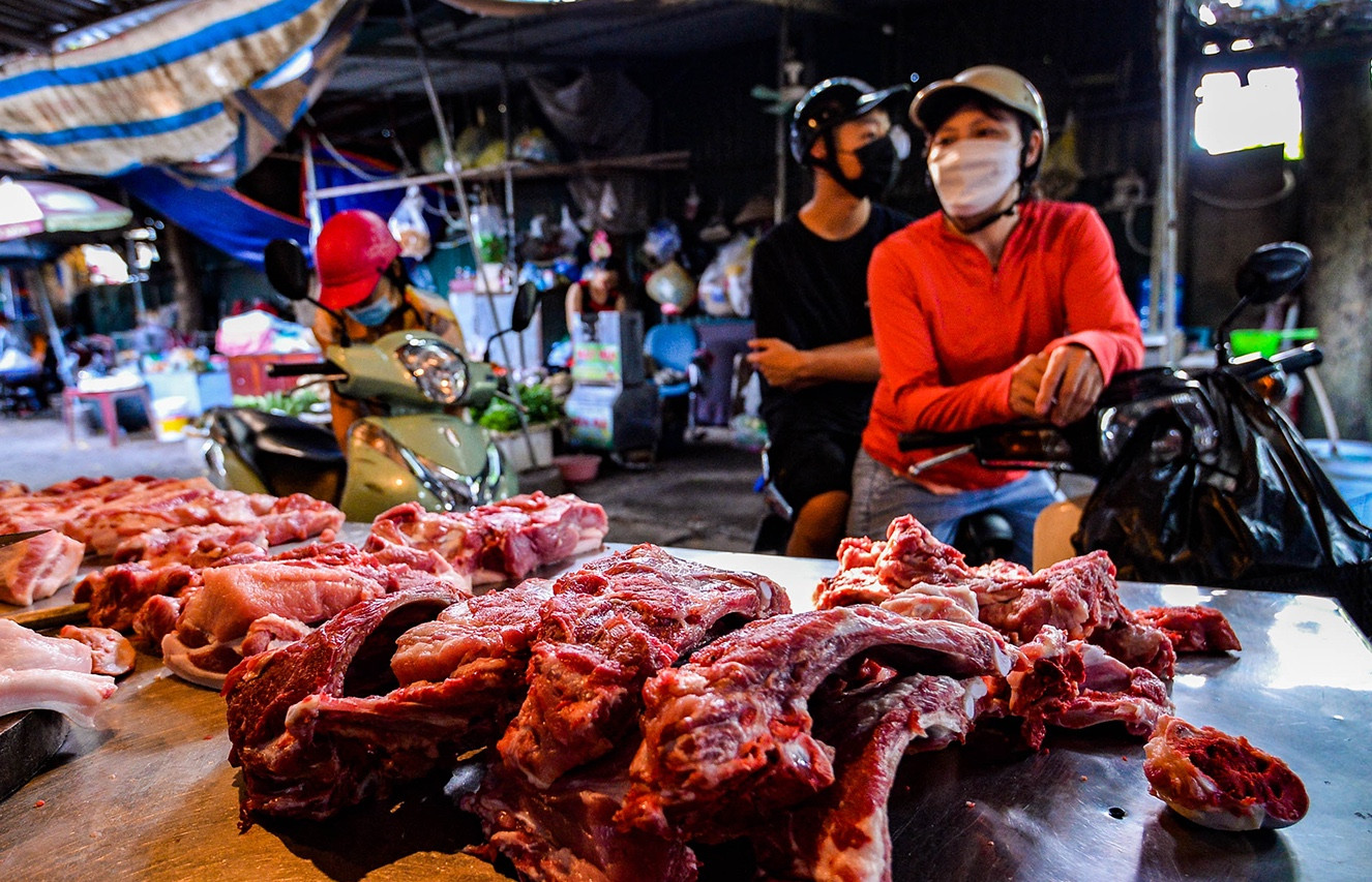 Thịt lợn ngoài chợ đắt hơn trong siêu thị, điều bất thường chưa từng xảy ra