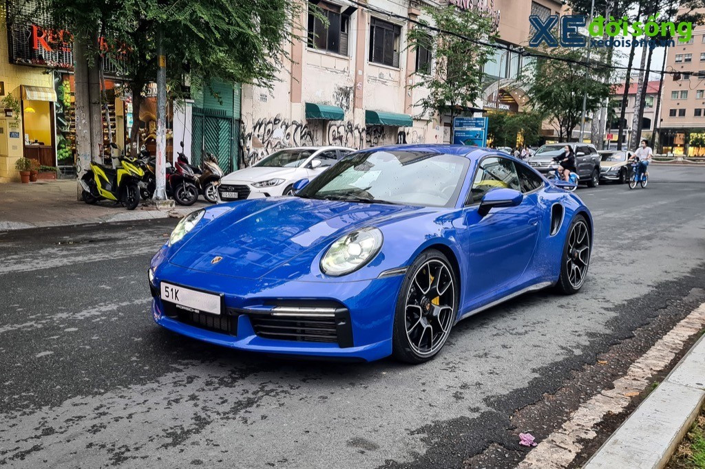 Siêu xe Porsche 911 Turbo S trên đường phố Sài thành