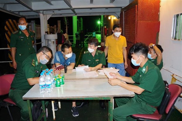 Ba Ria-Vung Tau receives eight foreigners in distress at sea hinh anh 1