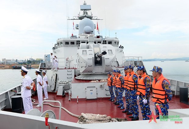 Vietnamese naval ship begins visit to Indonesia hinh anh 2