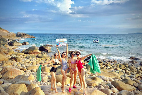 Bị chê phản cảm khi mặc bikini nhặt rác trên biển Ninh Thuận, nữ du khách lên tiếng