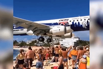 Máy bay hạ cánh sát rạt trên đầu hàng trăm du khách đang tắm biển