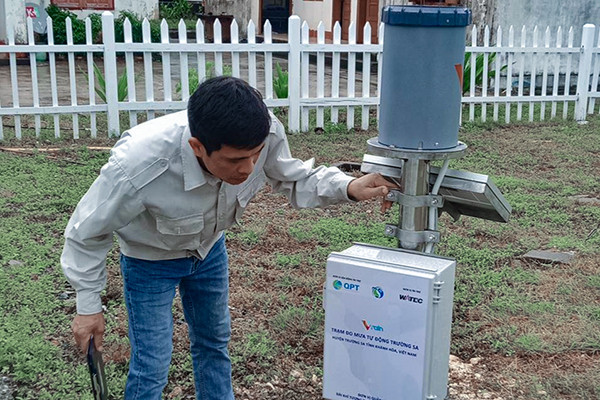 Lắp đặt trạm đo mưa tự động ở huyện đảo Trường Sa