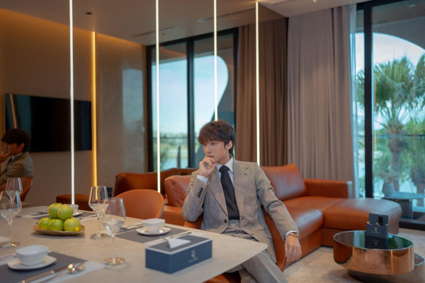 Sơn Tùng M-TP mê đắm phong cách kiến trúc tinh tế của Regal Complex