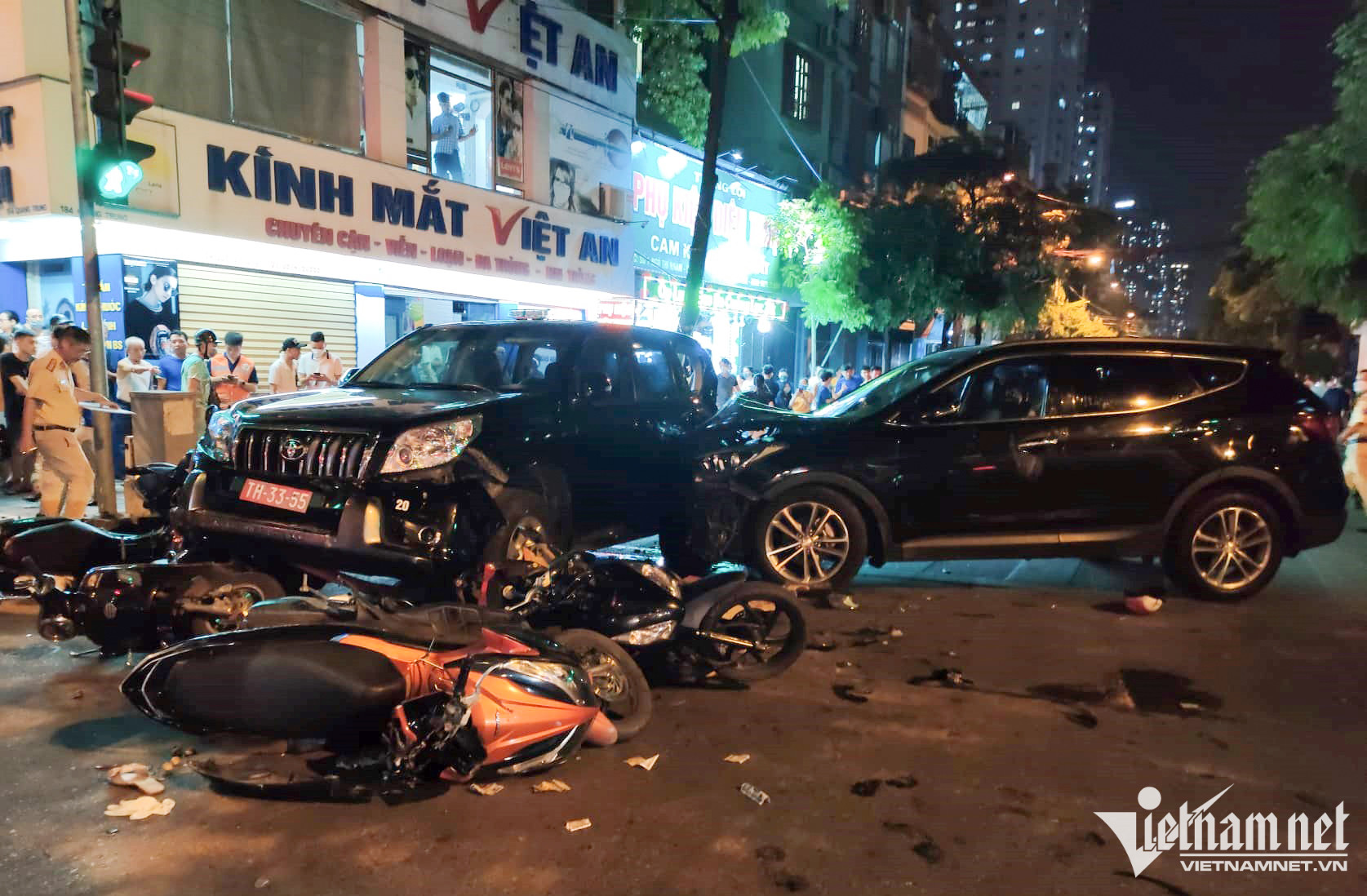 Mặc kệ nạn nhân bất tỉnh, kéo xe máy khỏi gầm ô tô rồi phóng đi