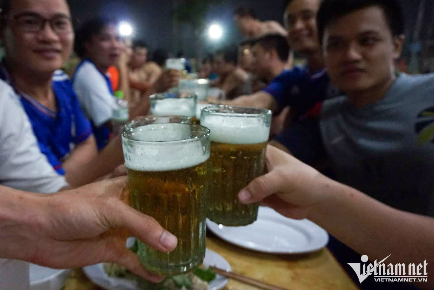 Đặc sản bia hơi Hà Nội không chỉ là loại bia quen thuộc, mà còn mang lại tinh hoa văn hóa ẩm thực của Việt Nam. Với hương vị đặc trưng và phong cách truyền thống, bia hơi Hà Nội chắc chắn sẽ khiến bạn phải say mê. Hãy xem hình ảnh về đặc sản bia hơi để cảm nhận được sự khác biệt của nó.