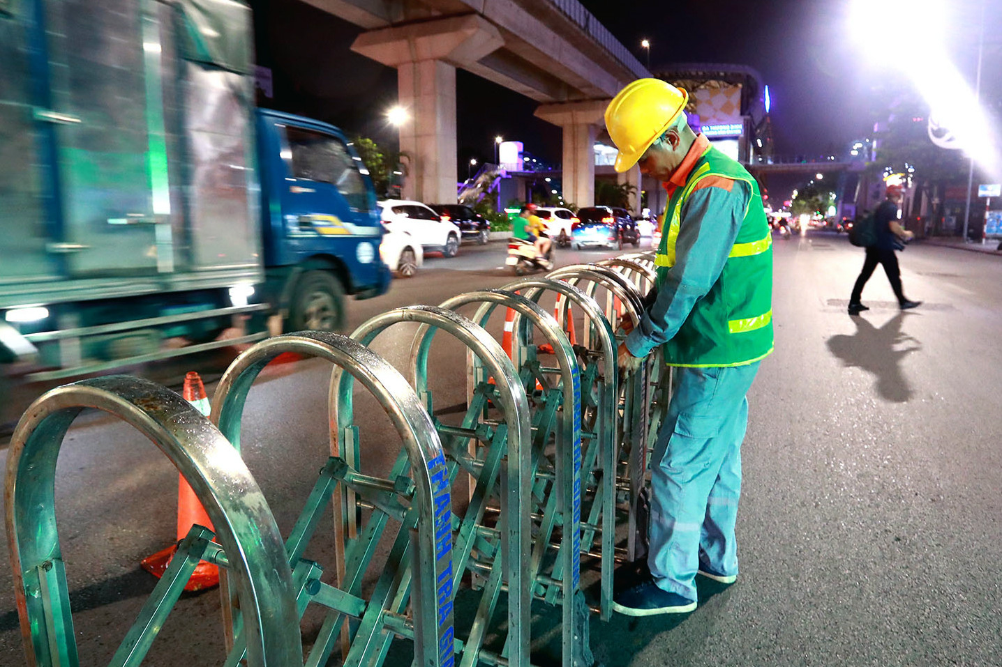 Lắp dải phân cách chia ô tô, xe máy đi làn riêng trên đường Nguyễn Trãi