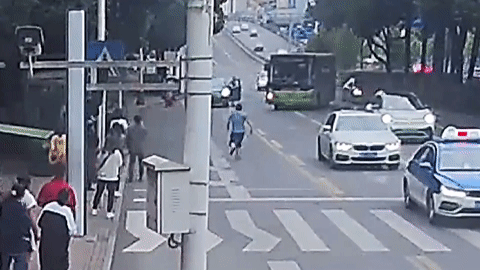 Tài xế quên kéo phanh tay, xe buýt trôi tự do giữa phố đông đúc