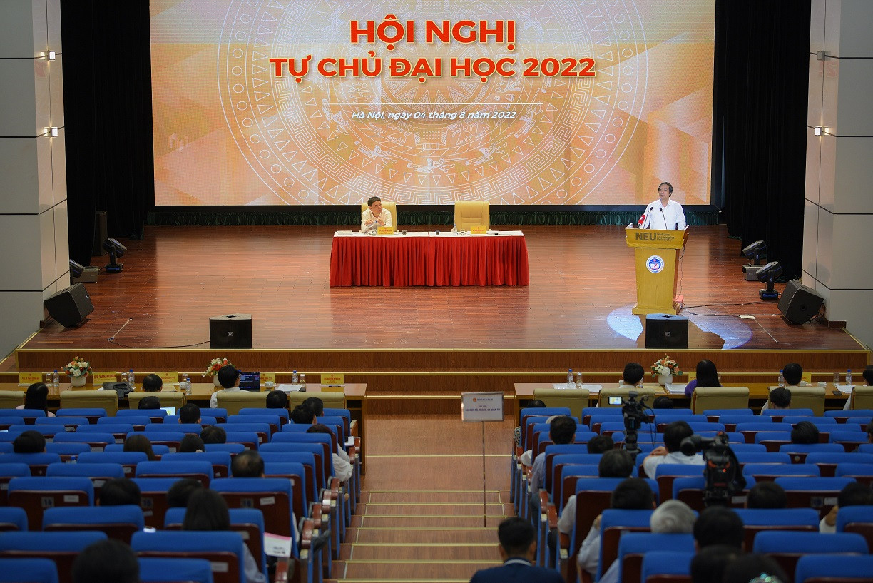 Tự chủ đại học trên giấy tờ, nhưng “trói buộc” trên thực tế