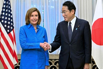 Bà Pelosi gặp Thủ tướng Nhật, cam kết hợp tác duy trì hòa bình khu vực