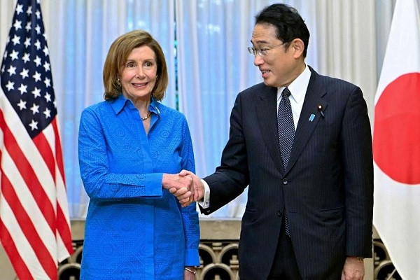 Bà Pelosi gặp Thủ tướng Nhật, cam kết hợp tác duy trì hòa bình khu vực