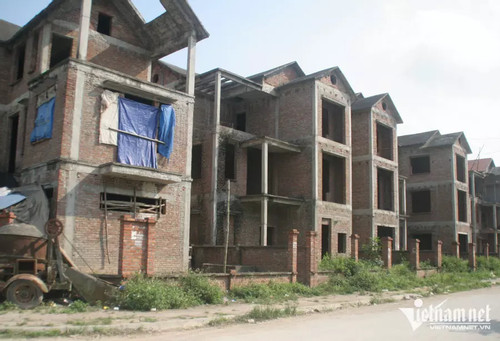 Villas, houses left abandoned, but prices still sky high