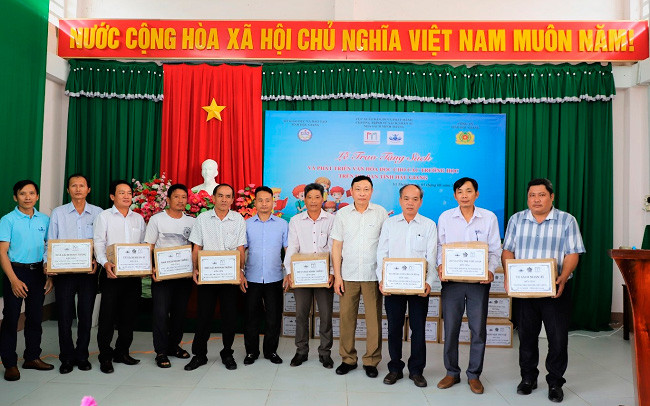 'Tủ sách Nhân ái' trao 90 tủ sách với hơn 5.500 cuốn cho Hậu Giang